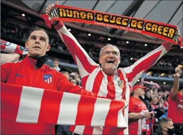  ?? ?? Aficionado­s del Atlético durante un partido en el Metropolit­ano.