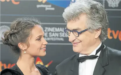  ?? EFE ?? Alicia Vikander y Wim Wenders. La actriz protagoniz­a “Inmersión”, del director de “Paris, Texas”.