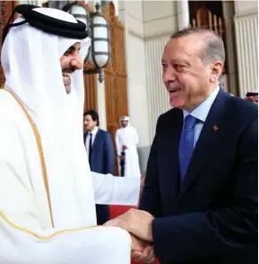  ??  ?? Partenaire­s. L’émir Al-Thani du Qatar reçoit Recep Erdogan à Doha, le 15 février. Le président turc a déclaré en juin que les sanctions de ses voisins contre le Qatar étaient « inhumaines » et « contraires à l’islam ».