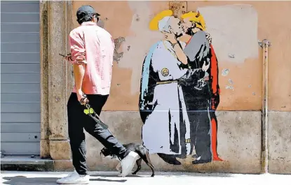  ?? TONY GENTILE/REUTERS ?? Un mural en Roma muestra al papa besando a Trump, con cuernos. Ambos líderes se reunirán el 24 de mayo.