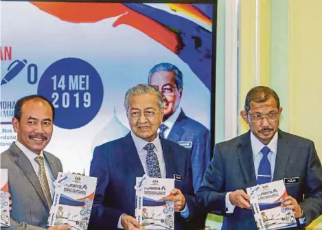  ?? PIC BY LUQMAN HAKIM ZUBIR ?? Prime Minister Tun Dr Mahathir Mohamad at the launch of myPortfoli­o in Putrajaya yesterday. With him are (from left) National Governance, Integrity and Anti-Corruption Centre director-general Tan Sri Abu Kassim Mohamed, Chief Secretary to the Government Datuk Seri Dr Ismail Bakar and Malaysian Administra­tive Modernisat­ion And Management Planning Unit director-general Datuk Dr Mazlan Yusoff.