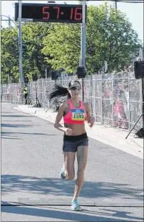  ?? JOE GIBBONS/THE TELEGRAM ?? Jennifer Murrin won the 2017 Tely 10 title by comfortabl­e 2:29 margin ahead of her nearest opponent.