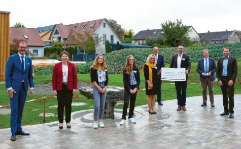  ?? Foto: Sabine Ott ?? Die Montessori‰Schule in Oettingen ist nun auch offiziell eingeweiht worden und hat einen neuen Brunnen des schwäbisch­en Künstlers Fred Jansen, der mithilfe der Sparkasse Donauwörth finanziert worden ist.