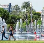  ?? Fotos: Daniela David, tmn ?? Die Wasserspie­lanlagen an der Promenade du Paillon in Nizza gehören zu den größten in ganz Europa.