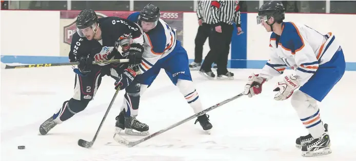  ?? - Collaborat­ion spéciale: Louis Légère ?? Les Rameurs de la baie des Chaleurs et les Alpines de Tracadie disputeron­t leur deuxième match de leur série demi-finale samedi, à Petit-Rocher.