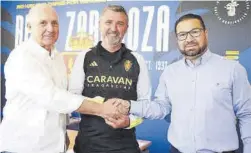  ?? Real Zaragoza ?? Emilio Larraz, entre Ramón Lozano y Juan Carlos Cordero.