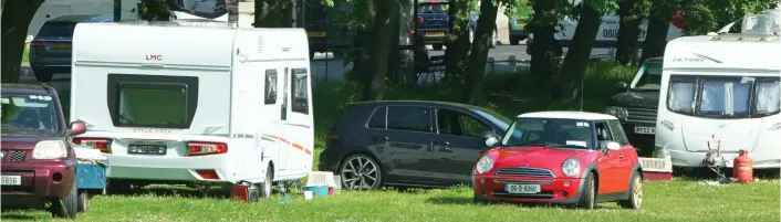  ?? ?? New neighbours: Residents woke yesterday to find cars and caravans on Kew Green after travellers set up camp there. The local council has vowed to evict them