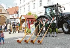  ??  ?? Bei strahlende­m Sonnensche­in kamen viele Besucher zum Mittelschw­äbischen Wald besitzerta­g des Amts für Landwirtsc­haft und Forsten in das Kloster Wettenhaus­en.