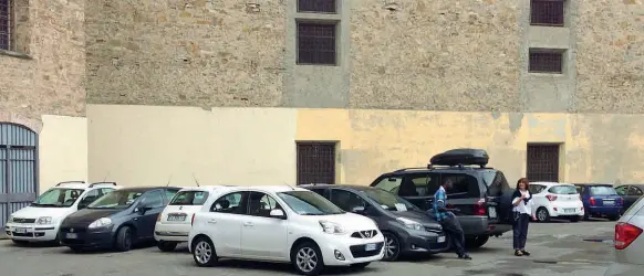  ??  ?? Viale Giovine Italia, il parcheggia­tore abusivo e una cliente che gli ha appena lasciato le chiavi della sua auto