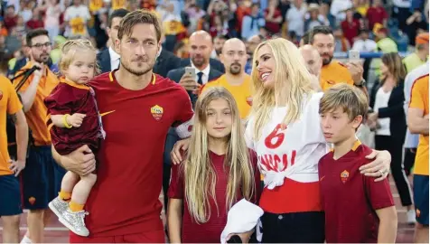  ?? Foto: Federico Proietti, Witters ?? Zusammen mit seiner Ehefrau Ilary Blasi, den Töchtern Isabel (links) und Chanel sowie Sohn Cristian nahm Francesco Totti am Sonntagabe­nd Abschied von den Fans des AS Rom. Der 40 Jährige hatte trotz zahlreiche­r Angebote nie für einen anderen Verein...