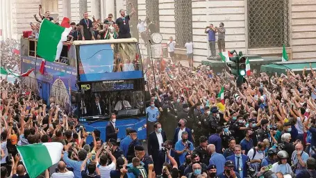  ?? FOTO ČTK/AP ?? Šampioni už jsou doma. Italští fotbalisté slaví s trofejí pro mistry Evropy na římském náměstí, kde je přivítali domácí fanoušci a také politici.