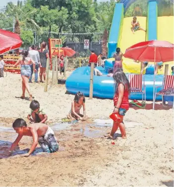  ??  ?? ►
Niños jugando en la segunda playa artificial de Las Condes.