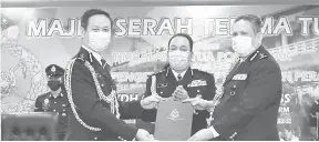  ?? — Gambar Bernama ?? SERAH TUGAS: Ketua Bahagian Pentadbira­n Jabatan Pengurusan Bukit Aman Datuk Zaini Jass (tengah) pada Majlis Serah Terima Tugas Jawatan Timbalan Ketua Polis Perak antara Datuk Goh Boon Keng (kiri) kepada Datuk Mazlan Santarai (kanan) di Mes Pegawai Kanan Polis Perak semalam.