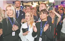  ??  ?? Seguidores de los Demócratas de Suecia celebran, en un hotel en Estocolmo, los resultados de la agrupación.