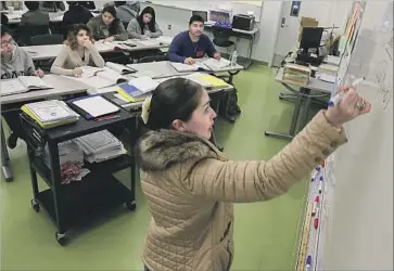  ?? Mark Boster Los Angeles Times ?? LILIANA VILLALPAND­O teaches a “credit-recovery” course at Garfield High in December. U.S. schools began expanding credit-recovery options 15 years ago to improve graduation rates, drawing criticism.