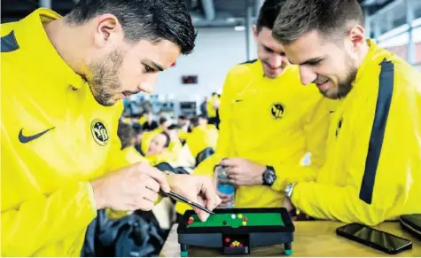  ?? KEY ?? Valencia – Young Boys Voraussich­tliche Aufstellun­gen Loris Benito, Christian Fassnacht und Thorsten Schick (v.l.) stimmen sich mit Tischbilla­rd auf die Partie ein.