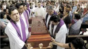  ??  ?? Criminaliz­ados. En febrero de este año, dos sacerdotes fueron asesinados en Guerrero.