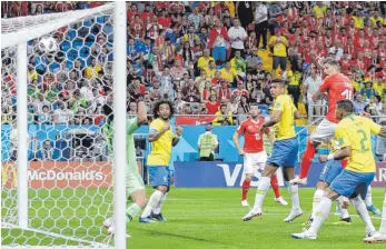  ?? FOTO: DPA ?? Steven Zuber ( 2. von re.) köpfelt zum 1: 1 ins Tor. Brasiliens Spieler verteidige­n etwas zu lässig.