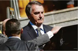  ?? Adriano Machado - 1º.jul.2021/reuters ?? O presidente Jair Bolsonaro entra em carro após sair de missa em Brasília; presidente passa a ser investigad­o por compra da vacina Covaxin