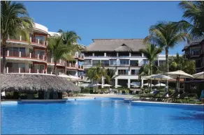  ?? PHOTO BY MANSOOR LADHA ?? Vivo Resort has condos lined up on both sides with a clubhouse in the middle facing two swimming pools in front of the ocean and beaches.