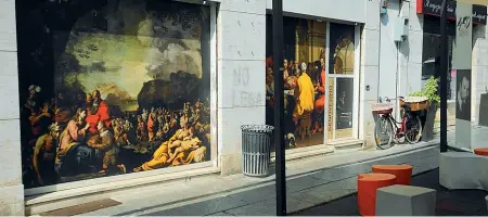  ??  ?? I quadri In corso Garibaldi a Cremona le vetrofanie del Genovesino per dare un po’ di colore ai tanti negozi vuoti (foto Rastelli)