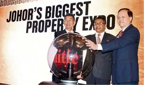  ??  ?? Chong (right) launching the Malaysian Property Expo in Aeon Tebrau City with Johor Baru City Council secretary Sidek Paiman (centre) and Mapex organising chairman Chin Kuie Too in April last year.