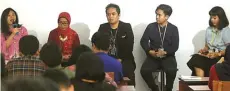  ?? GHOFUUR EKA/JAWA POS ?? KEGIATAN BERMANFAAT: Pemkot menyelengg­arakan acara diskusi dengan para pekerja kreatif untuk meramaikan ruang kerja bersama Koridor.