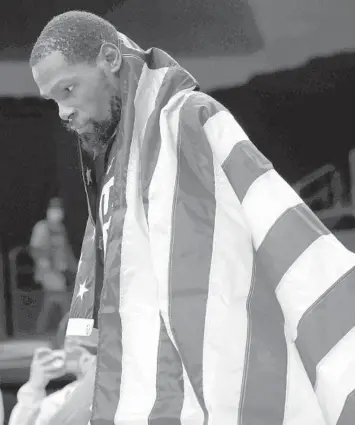  ?? HIROKO MASUIKE/THE NEW YORK TIMES ?? Kevin Durant celebrates after the U.S. beat France in Saturday’s final in Tokyo.
France tops Russia for volleyball gold: