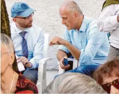  ?? Foto: M. Schreiner ?? Thomas Weitzel (rechts) im Gespräch mit Az kulturreda­kteur Richard Mayr bei sei  nem Besuch vor dem früheren Straßenbah­ndepot in Kriegshabe­r.