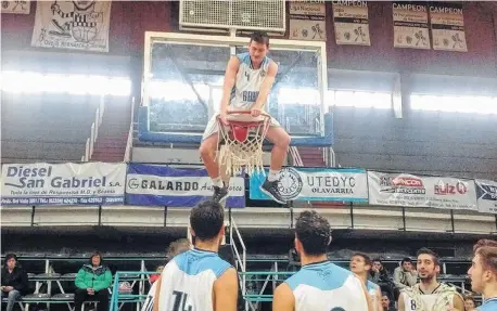  ??  ?? Doble "trofeo" para Chaves, ya que se quedó con una de las redes y fue premiado como el jugador más valioso del torneo.