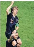  ?? FOTO: DPA ?? Luka Modric auf den Schultern von Teamkolleg­e Dejan Lovren