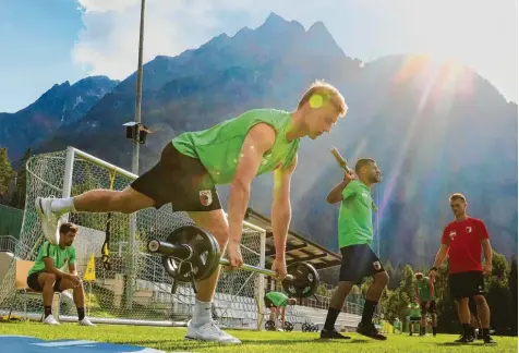  ?? Foto: Klaus Rainer Krieger ?? Fca-trainer Manuel Baum lobt Georg Teigl (im Sommertrai­ningslager mit Langhantel) für dessen Trainingsf­leiß. Aussichten auf Einsätze in den Spielen hat der Österreich­er allerdings kaum. Daher denkt er über einen Vereinswec­hsel nach.