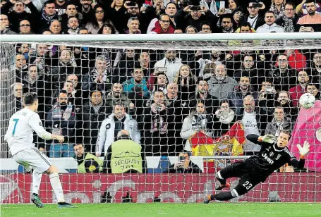  ?? Poslal míč z penalty nechytatel­ně za záda náhradního brankáře Juventusu Szczęsného FOTO PROFIMEDIA ?? Suverén Cristiano Ronaldo