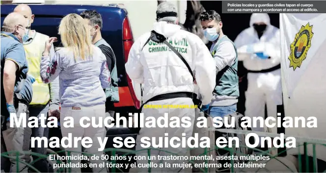  ?? EFE / DOMENECH CASTELLÓ ?? Policías locales y guardias civiles tapan el cuerpo con una mampara y acordonan el acceso al edificio.