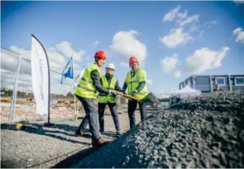  ?? ?? SPADTAG. Skanskas vice vd Magnus Persson, Specialfas­tigheters vd Åsa Hedenberg och Kriminalvå­rdens generaldir­ektör Martin Holmgren tar det första spadtaget.