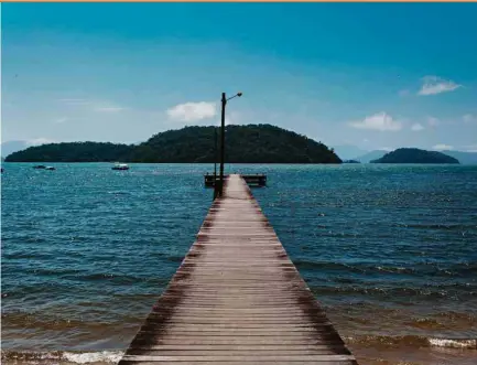  ??  ?? Píer na praia do Frade, em Angra dos Reis, onde deságua uma tubulação esgoto sem tratamento, segundo moradores