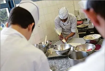  ??  ?? Des élèves d’une classe Ulis du lycée des métiers Auguste-Escoffier à Eragny-sur-Oise (Val-d’Oise).