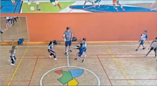  ?? ?? Niños celebrando el ‘+ Esport a l’Escola’ en un centro educativo.