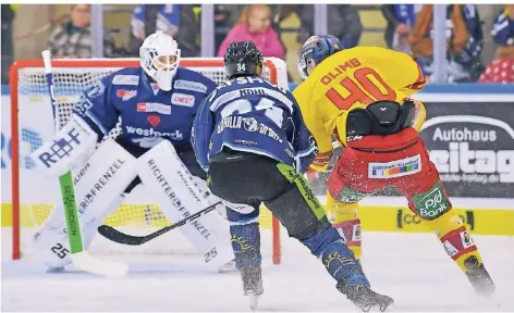  ?? FOTO: BIRGIT HÄFNER ?? Kenny Olimb stürmt auf den Kasten von Torhüter Sebastian Vogl zu, wird aber von Benedikt Kohl abgedrängt.