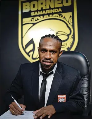  ?? BORNEO FC FOR JAWA POS ?? ALASAN KEDEKATAN: Boaz Solossa saat membubuhka­n tanda tangan kontrak di markas Borneo FC kemarin.