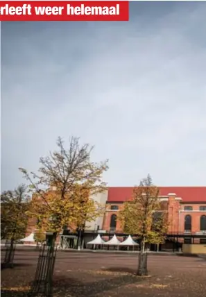  ?? FOTO RAYMOND LEMMENS ?? ZLDR Luchtfabri­ek en Monnoyerto­ren krijgen rechts opzij een nieuwe buur: cc de Muze bouwt hier.