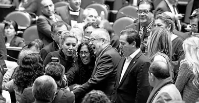  ?? /LAURA LOVERA ?? El secretario de Hacienda, Carlos Urzúa, luego de rendir protesta en Cámara de Diputados, en donde declinó hablar con la prensa