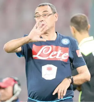  ?? MOSCA ?? Maurizio Sarri, 56 anni, è alla prima stagione sulla panchina del Napoli: finora 9 punti in campionato