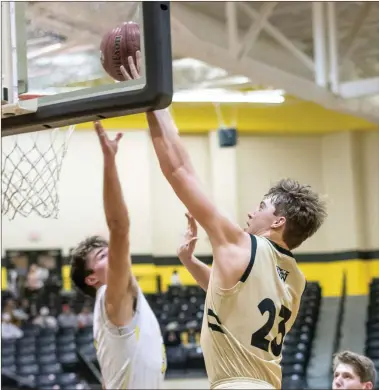  ?? / Tim Godbee ?? Calhoun’s Davis Allen positions himself for a layup against North Murray in a region road contest last Friday.