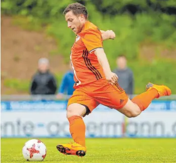  ?? FOTO: VOLKER STROHMAIER ?? Der SV Mietingen (hier Mathias Tietze) braucht im Kampf um den Klassenerh­alt zwingend einen Heimsieg gegen den VfB Friedrichs­hafen.