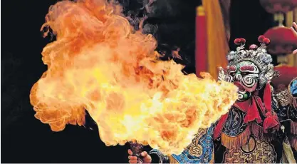  ?? ?? Acrobatas “cospem fogo” na ópera tradiciona­l Qin Qiang (Canto de Qin).