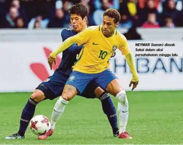  ??  ?? NEYMAR (kanan) diasak Sakai dalam aksi persahabat­an minggu lalu.