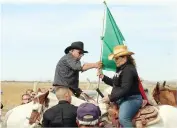  ??  ?? Laura romero entrega la bandera nacional a Sevastián Efraín