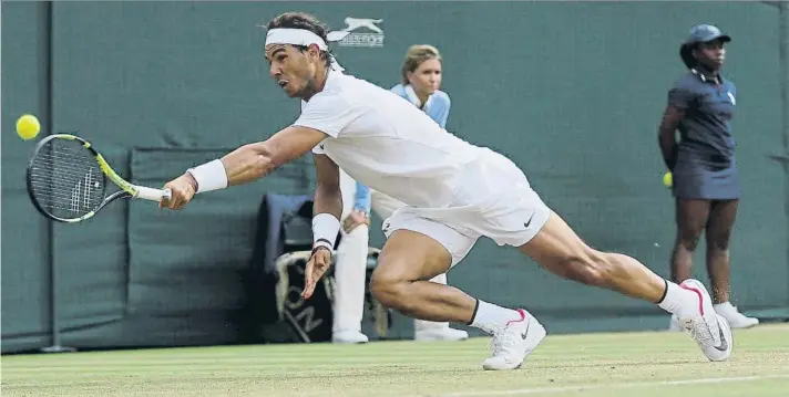  ?? FOTO: AP ?? La reacción de Rafa Nadal ante Gilles Muller resultó insuficien­te. Equilibró dos sets en contra salvó cuatro puntos de partido, pero acabó cediendo en el quinto tras 4h.48’ de lucha contra un excepciona­l Gilles Mullers