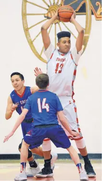  ?? JIM THOMPSON/JOURNAL ?? Bernalillo’s 6-foot-7 Solomon Fragua towers over Hot Springs’ Collin Whitehead (14) and Michael Ortiz, left, in Saturday’s game.